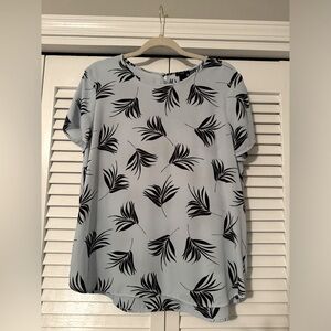 Ann Taylor business casual floral blouse. Size: LP petite